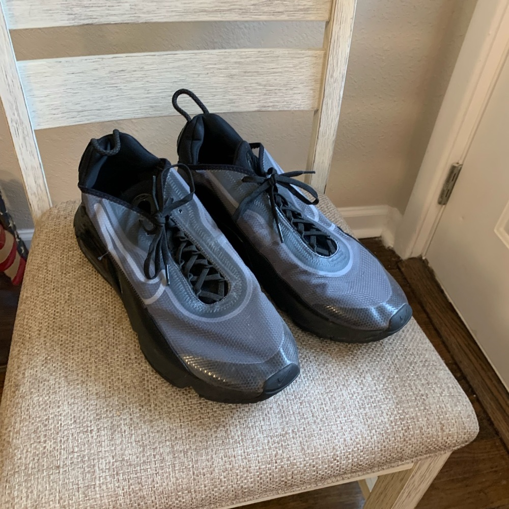 2090 Nike - Picture 2 of 3